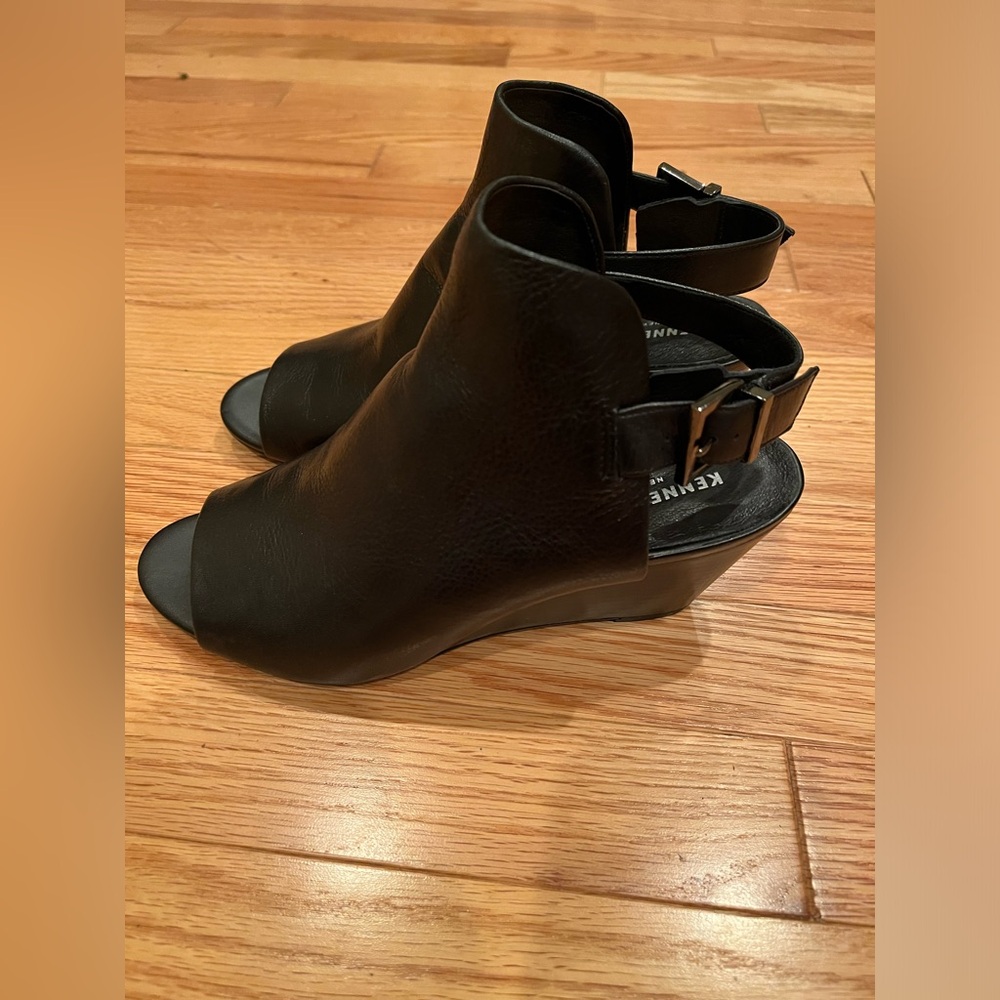 Kenneth Cole Dana Wedge Black Sandal, Size 8 EXCELLENT CONDITION